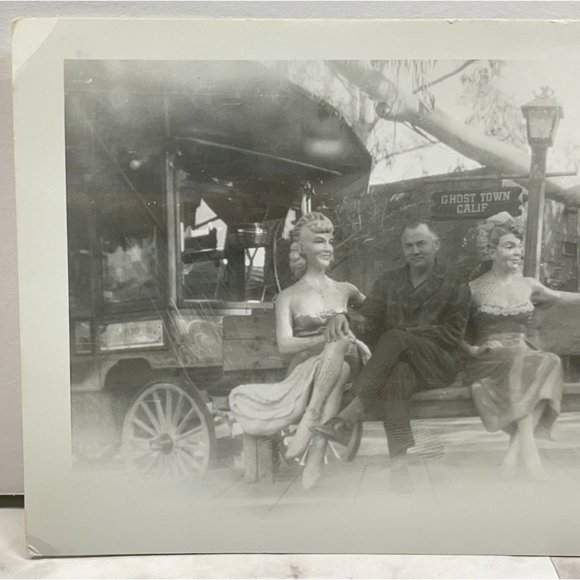Knotts Berry Farm Found Photo Ghost Town Calico Belles Cecelia Marilyn Bench 50s - Picture 6 of 7